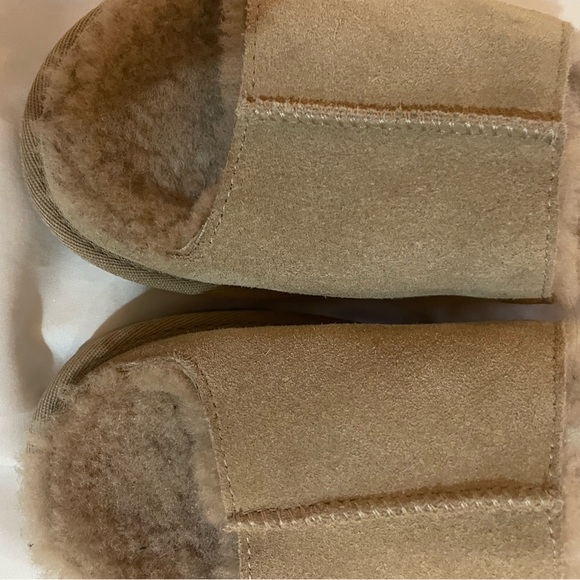 UGG Greenport Slides in Sand Size 5 - Picture 4 of 10